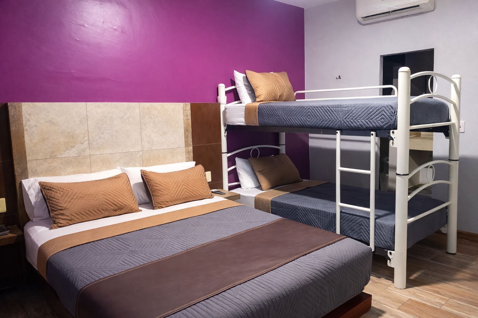 Habitación cuádruple estándar, 1 habitación | Cortinas blackout y wifi gratis 