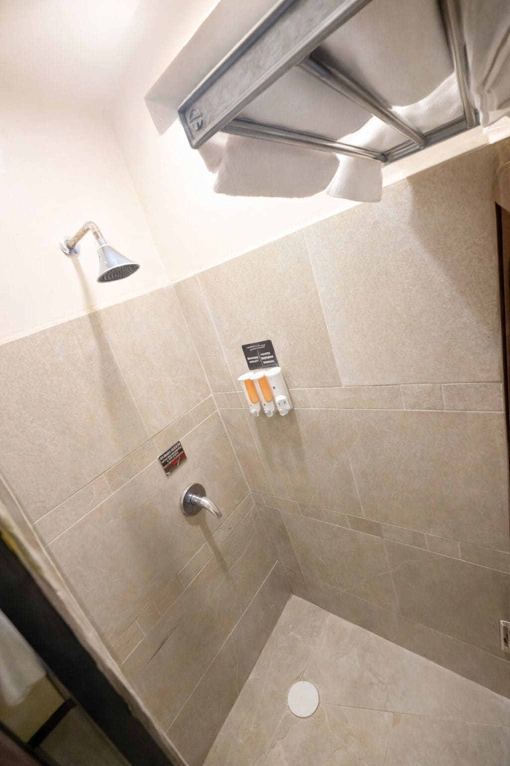 Bañera, artículos de tocador gratuitos, secador de pelo, toallas