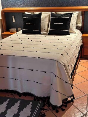 1 bedroom, desk, free WiFi, bed sheets - Central & rear apartment - Rooftop, AC, Views! (Oaxaca de Juárez)