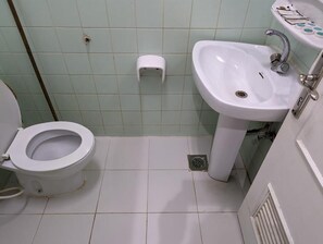 Family Triple Room | Bathroom | Shower, soap, shampoo - Hotel Tawheed Al Asala (Makkah)