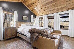 4 bedrooms, iron/ironing board, travel cot, free WiFi - Luxury mountain retreat loaded with amenities — private basketball court, massage chairs, hot tub, infrared sauna, putting green, fire pit, game spaces, and room for the whole family. Now Booking Summer Dates, Fall dates filling fast! (Blue Ridge)