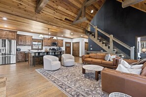 Smart TV, fireplace - Luxury mountain retreat loaded with amenities — private basketball court, massage chairs, hot tub, infrared sauna, putting green, fire pit, game spaces, and room for the whole family. Now Booking Summer Dates, Fall dates filling fast! (Blue Ridge)