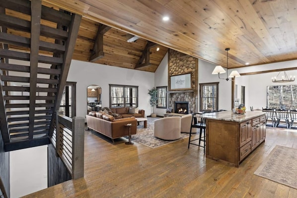 Smart TV, fireplace - Luxury mountain retreat loaded with amenities — private basketball court, massage chairs, hot tub, infrared sauna, putting green, fire pit, game spaces, and room for the whole family. Now Booking Summer Dates, Fall dates filling fast! (Blue Ridge)
