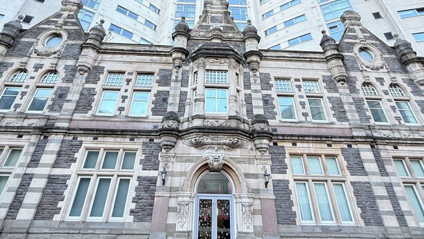 A historic building with a central tower, large windows, and ornate stonework. - Modern 1-Bed Flat | Cardiff City Centre | Free Parking (Cardiff)