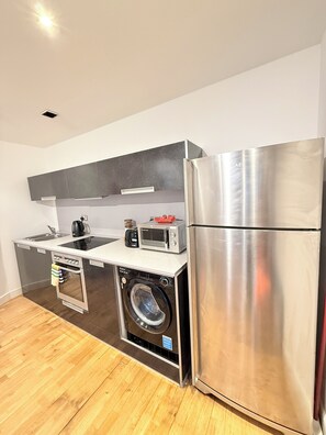 Private kitchen - Modern 1-Bed Flat | Cardiff City Centre | Free Parking (Cardiff)