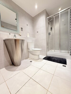 Serviettes fournies, savon, papier toilette