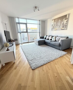 Smart TV - Modern 1-Bed Flat | Cardiff City Centre | Free Parking (Cardiff)