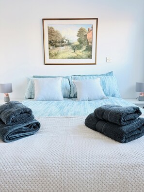 1 bedroom, iron/ironing board, WiFi, bed sheets - Modern 1-Bed Flat | Cardiff City Centre | Free Parking (Cardiff)