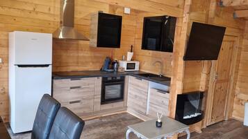 Een microgolfoven, een oven, een kookplaat