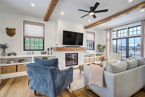 Televisión y chimenea 