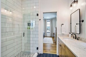 Douche, sèche-cheveux, shampoing