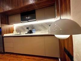 Suíte superluxo, vista para o pátio | Cozinha privada | Geladeira