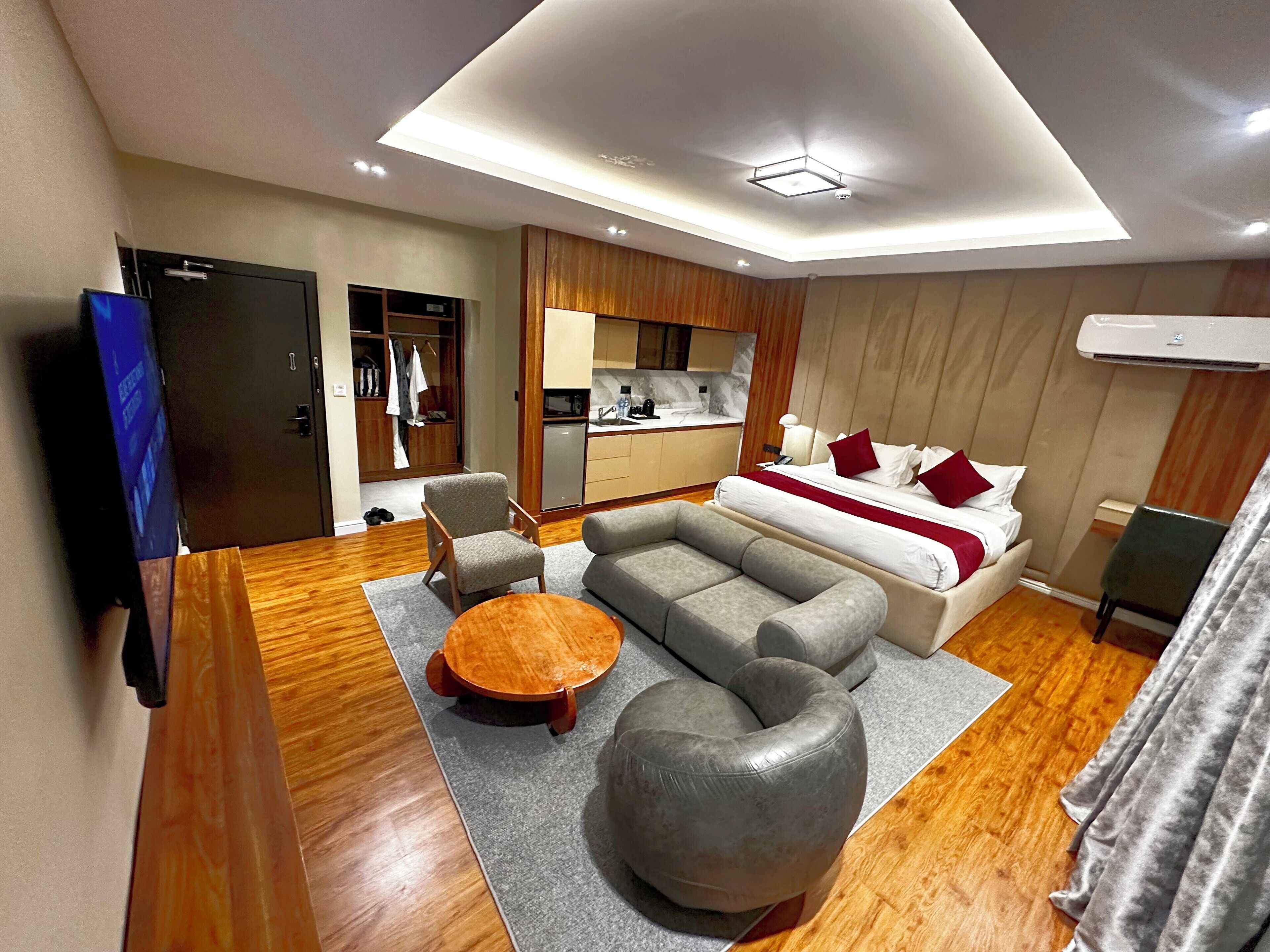 奢华套房, 庭院景观 | 起居区