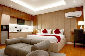 Phòng Suite Cao cấp, quang cảnh sân vườn | Két bảo mật tại phòng, bàn, khu vực làm việc phù hợp cho laptop 