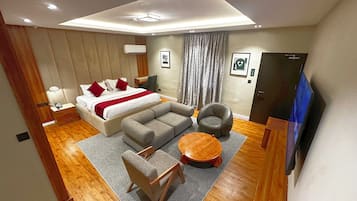 Luksus-suite - udsigt til gårdsplads | Pengeskab på værelset, skrivebord, arbejdsområde til bærbare computere