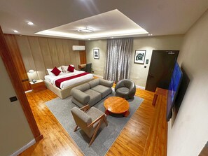 Luksus-suite - udsigt til gårdsplads | Pengeskab på værelset, skrivebord, arbejdsområde til bærbare computere