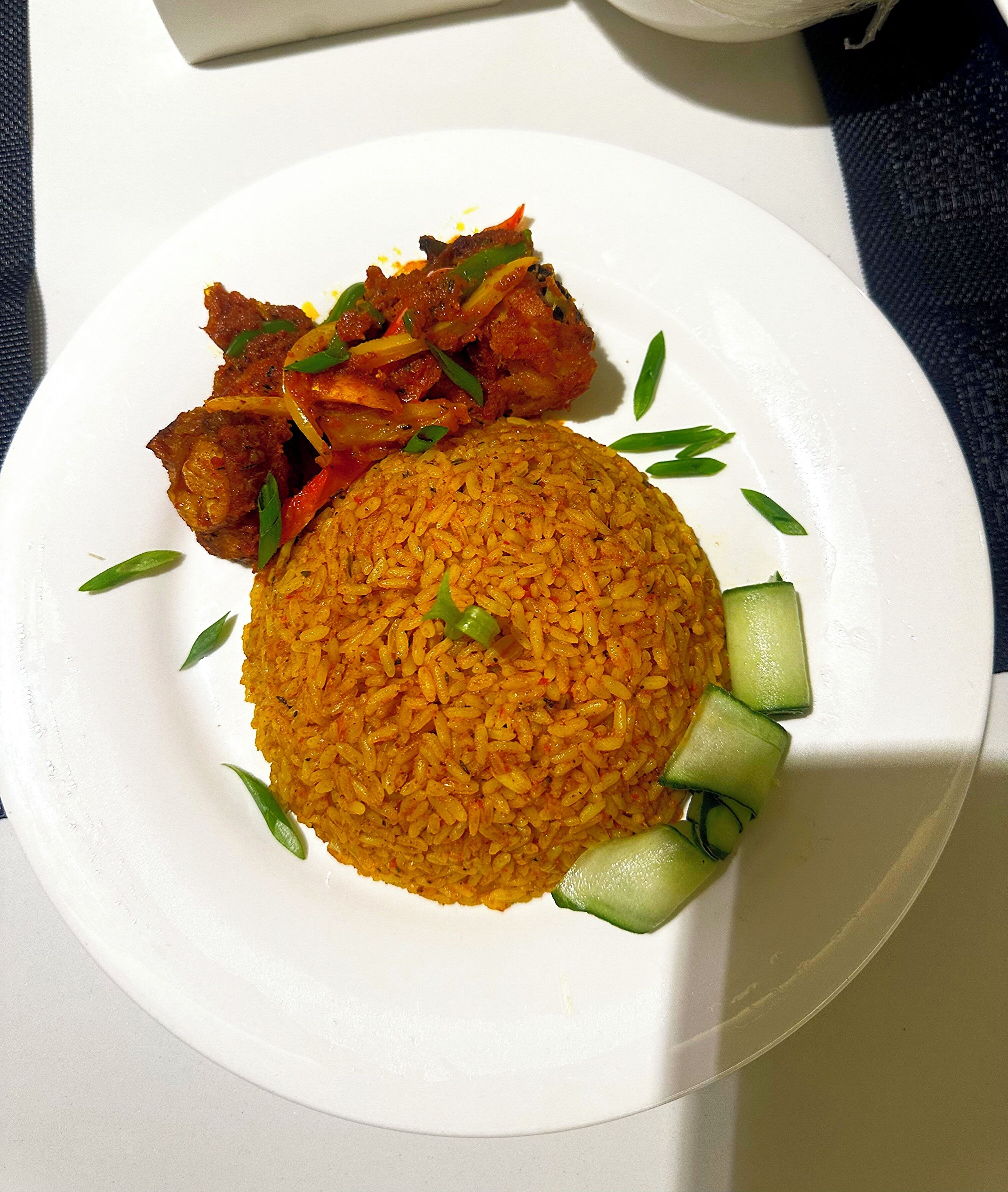 Une assiette de nourriture composée de riz et de légumes.