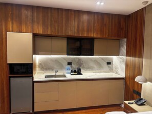 Luksus-suite - udsigt til gårdsplads | Privat køkken | Køleskab