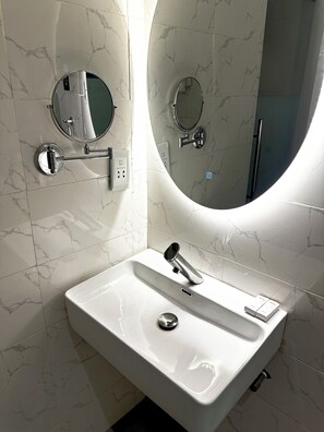 Luksus-suite - udsigt til gårdsplads | Badeværelse | Gratis toiletartikler, håndklæder, Sæbe, Shampoo