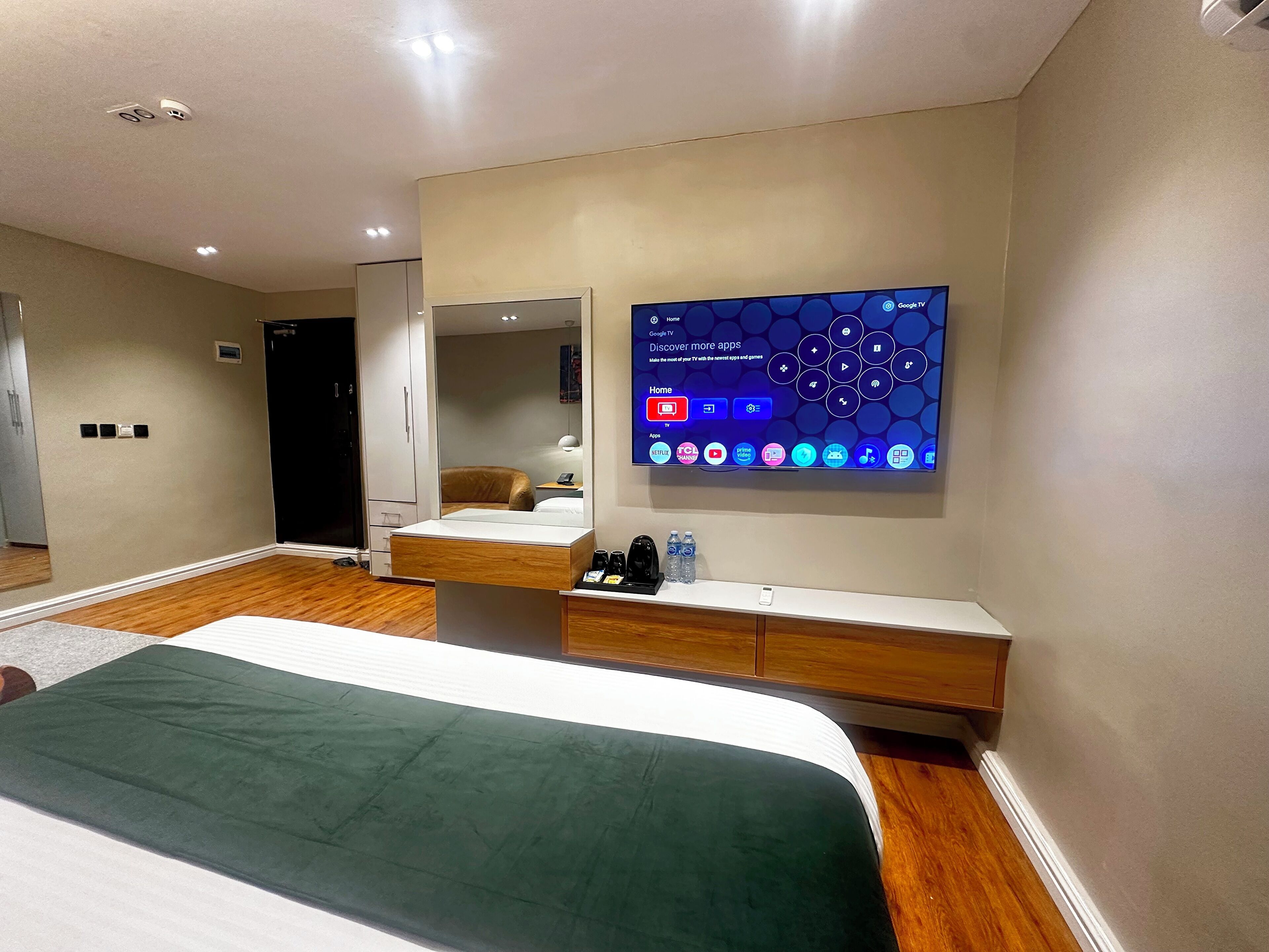 Caja de seguridad en la habitación y escritorio 