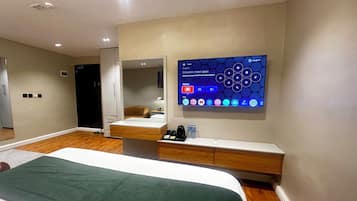 Caja de seguridad en la habitación y escritorio