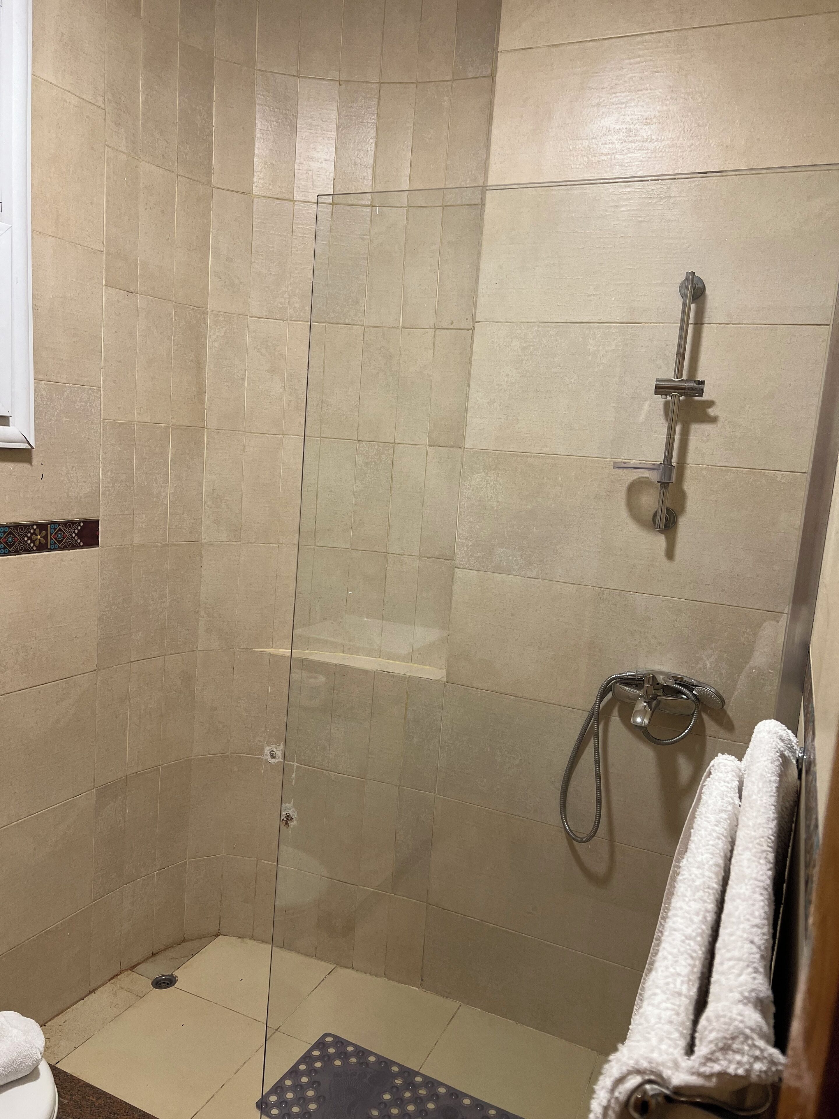 Een haardroger, een bidet, handdoeken, zeep