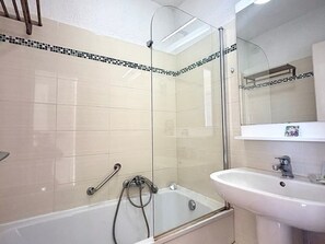 Bathroom - 6-person apartment with Wi-Fi, sea view from terrace (Roquebrune-Cap-Martin)