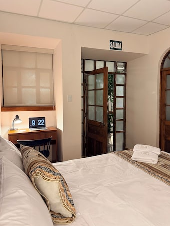 Escritorio, espacio para trabajar con laptop y wifi gratis . Posadas del Corregidor