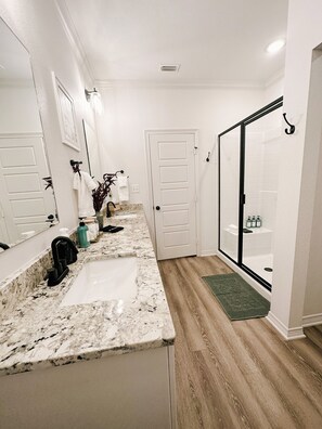 Shower, hair dryer, towels, soap - Lovely 3-bedroom New Build Home (Tyler)