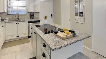 Condo (2 Bedrooms) | Property amenity