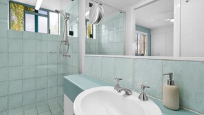 Shower, hair dryer, towels - Caribbean Unit 4, 12 Mahia Tce, Kings Beach (Kings Beach)