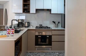 Een koelkast, een magnetron, een oven, een kookplaat