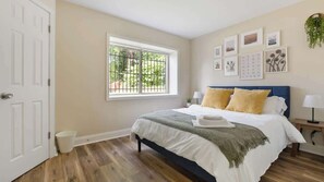 Bureau, fer et planche à repasser, Wi-Fi, draps fournis