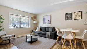 TV, offices - East Liberty 2BR, Walkable, Parking (Pittsburgh)
