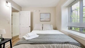 2 室のベッドルーム、デスク、アイロン / アイロン台、WiFi