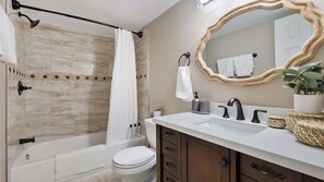 シャワー、ヘアドライヤー、タオル