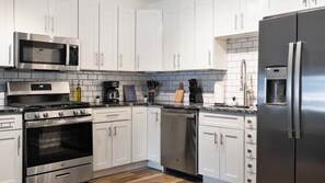 Refrigerador, microondas, horno y parrilla de estufa 