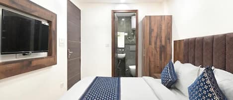 Desk, laptop workspace, iron/ironing board, free WiFi