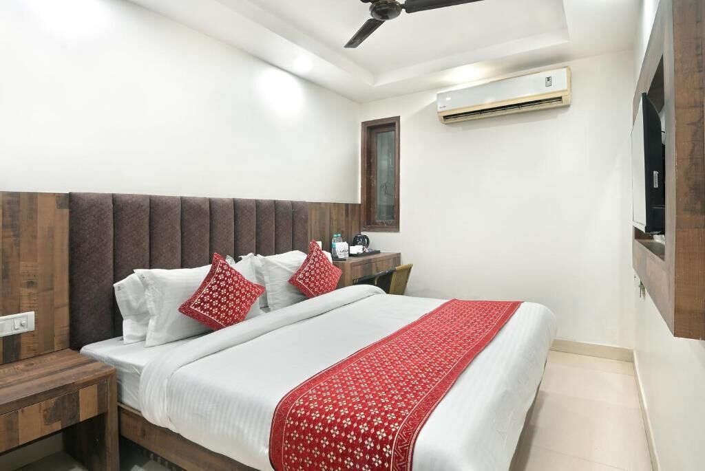 Desk, laptop workspace, iron/ironing board, free WiFi