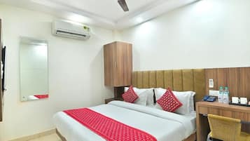 Escritorio y espacio para trabajar con un portátil