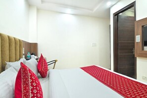 Schreibtisch, laptopgeeigneter Arbeitsplatz, Bügeleisen/Bügelbrett