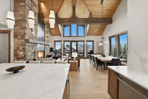 Brand New 5 Bedroom, 5.5 Bath Home with Private Lodge Access, Ski In/Out