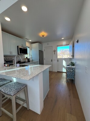 Microwave, stovetop - Charming Chapel Sanctuary Close to Canyon Rd. (Santa Fe)