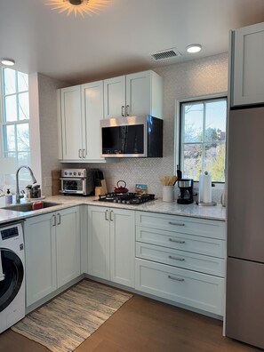 Microwave, stovetop - Charming Chapel Sanctuary Close to Canyon Rd. (Santa Fe)