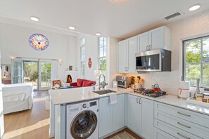 Microwave, stovetop - Charming Chapel Sanctuary Close to Canyon Rd. (Santa Fe)