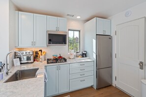 Microwave, stovetop - Charming Chapel Sanctuary Close to Canyon Rd. (Santa Fe)