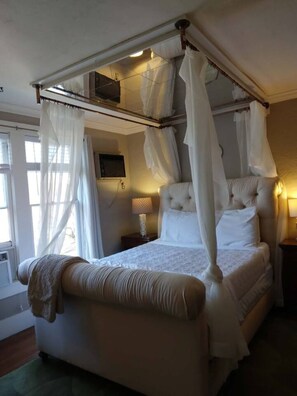 1 bedroom, iron/ironing board, free WiFi, bed sheets - The Reflection Suite (Eureka Springs)