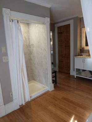 Hair dryer, towels, soap, shampoo - The Reflection Suite (Eureka Springs)