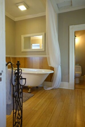 Hair dryer, towels, soap, shampoo - The Reflection Suite (Eureka Springs)