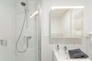 Dusche, Haartrockner, Handtücher, Seife